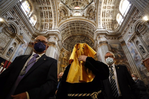Un preso, vestido de cortejo, es liberado por la Hermandad de La Soledad de San Jerónimo y Descendimiento de Jesús como viene siendo tradición cada Semana Santa, en 2021, aún con restricciones por el coronavirus (ÁLEX CÁMARA - EUROPA PRESS )