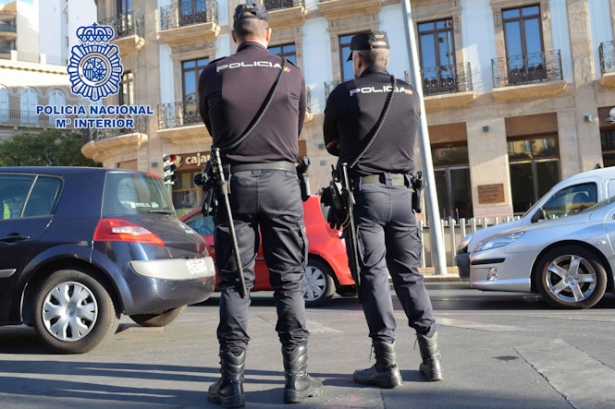 Agentes de la Policía Nacional (POLICÍA NACIONAL) Agentes de la Policía Nacional (POLICÍA NACIONAL)