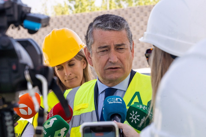 El consejero de la Presidencia, Antonio Sanz, este lunes en declaraciones a los medios en Guillena (FRANCISCO J OLMO/EUROPA PRESS)