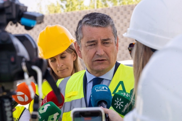 El consejero de la Presidencia, Antonio Sanz, este lunes en declaraciones a los medios en Guillena (FRANCISCO J OLMO/EUROPA PRESS)