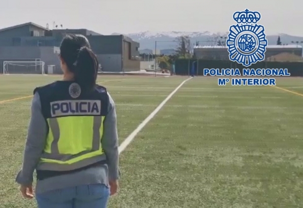 Agente de la Policía Nacional en un campo de fútbol. (POLICÍA NACIONAL)