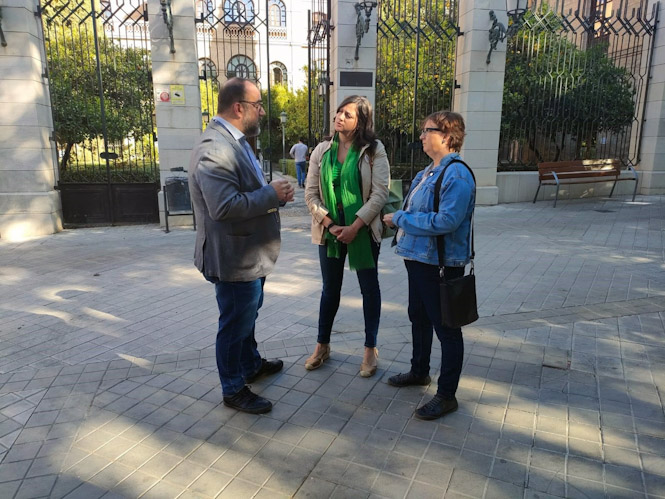 Francisco Puentedura, de IU Granada, en la imagen con la portavoz de Verdes Equo Andalucía, Mar González, y la representante de Más País Leticia García Panal (EUROPA PRESS)