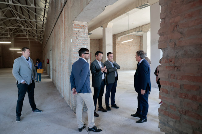 Imagen de la visita a Cetarsa (JAVIER ALGARRA/ AYUNTAMIENTO)