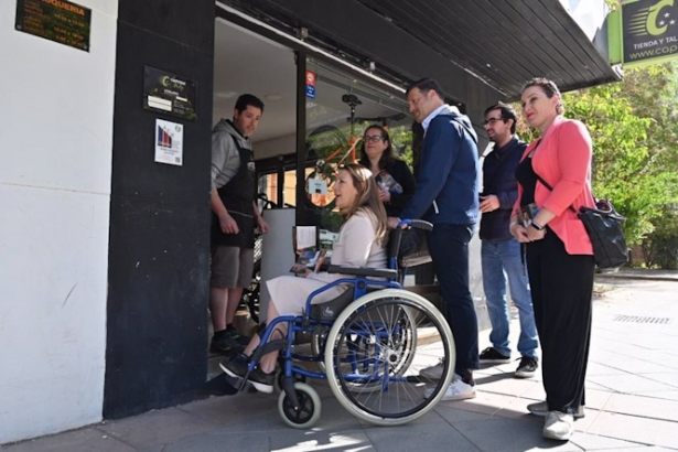 La candidata de CS a la Alcaldía de Granada y coordinadora provincial del partido, Concha Insúa, visita la Chana (CS)