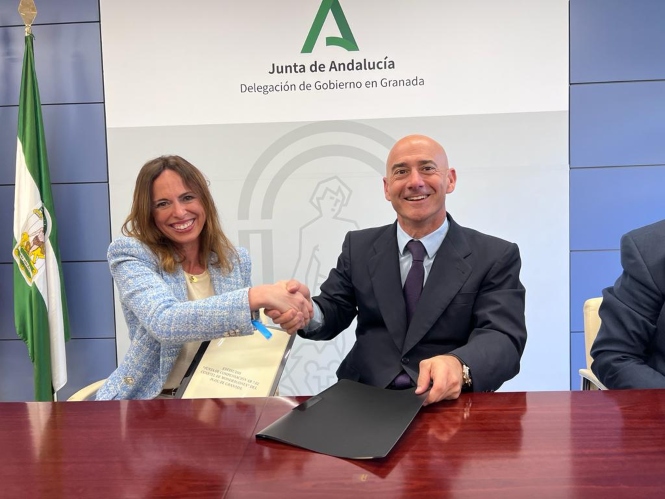 Imagen de la firma del convenio (JUNTA)
