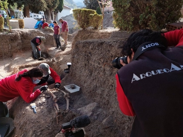 Fosa común en Nigüelas (ARQUEOANTRO) Fosa común en Nigüelas (ARQUEOANTRO)
