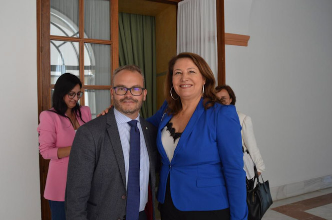 Mariano García junto a la Consejera Carmen Crespo (PP)
