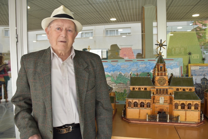 Antonio Juarez junto a una de sus maquetas (AYTO. ALBOLOTE)