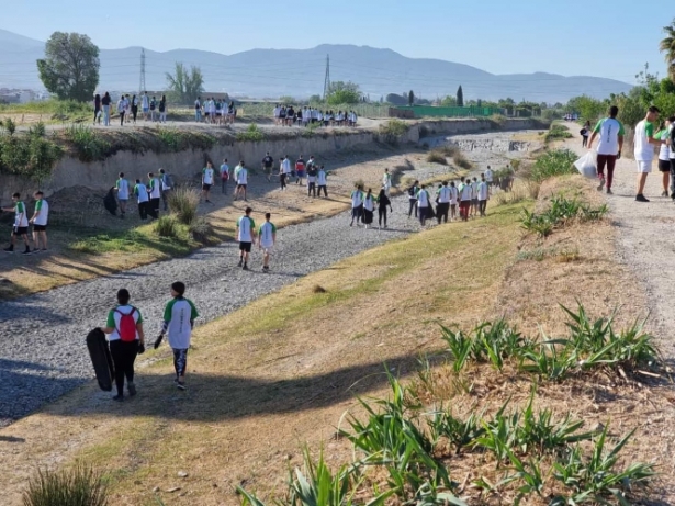jornada de `plogging` organizada por el IES Arabuleila y el Ayuntamiento de Cúllar Vega (AYTO. CÚLLAR VEGA) 