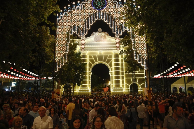 Inauguracion de la feria del Corpus 2019 en Granada con el encendido del recinto (ÁLEX CÁMARA - EUROPA PRESS) 