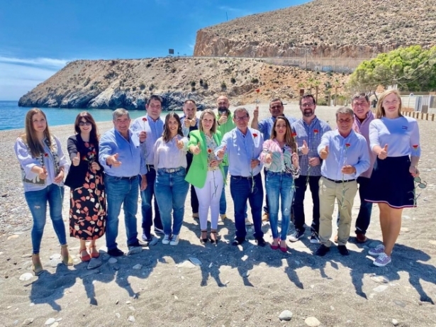 José Entrena, en el centro, con la candidatura del PSOE en Gualchos-Castell de Ferro para las municipales del 28 de mayo (PSOE)