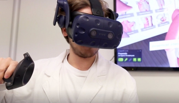 Un alumno de la Universidad CEU San Pablo realiza prácticas con unas gafas de realidad virtual (CEU) 