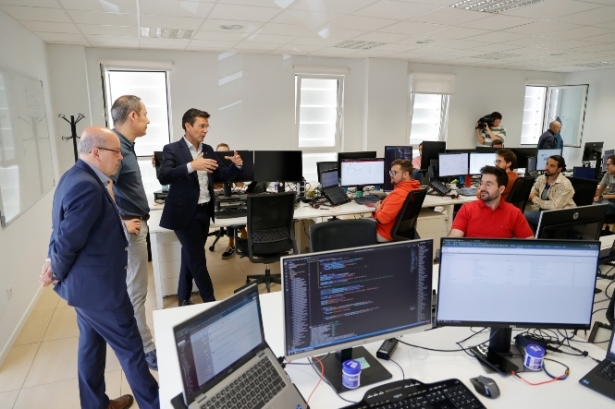 Imagen de la visita a Omega CRM (JAVIER ALGARRA / AYUNTAMIENTO) 