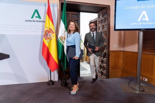 El consejero de Sostenibilidad, Medio Ambiente y Economía Azul y portavoz del Gobierno, Ramón Fernández Pacheco acompañada por la consejera de Agricultura, Agua y Desarrollo Rural Carmen Crespo Díaz (FRANCISCO J. OLMO / EUROPA PRESS) El consejero de Sostenibilidad, Medio Ambiente y Economía Azul y portavoz del Gobierno, Ramón Fernández Pacheco acompañada por la consejera de Agricultura, Agua y Desarrollo Rural Carmen Crespo Díaz (FRANCISCO J. OLMO / EUROPA PRESS)