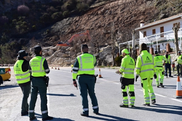 Imagen de archivo de los primeros trabajos en el tramo de la A-395 afectado por desprendimientos. (JUNTA DE ANDALUCÍA) Imagen de archivo de los primeros trabajos en el tramo de la A-395 afectado por desprendimientos. (JUNTA DE ANDALUCÍA)