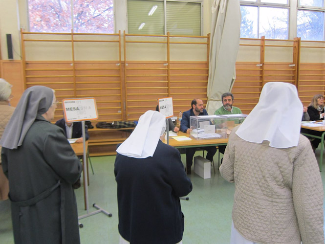 Tres monjas en un colegio electoral trsa depositar el voto en la urna (EUROPA PRESS)