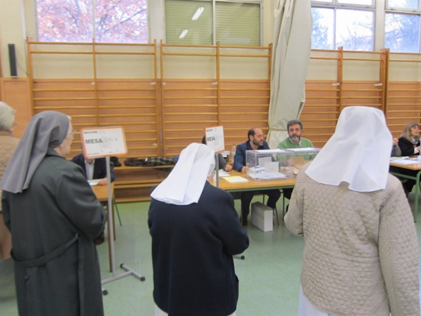 Tres monjas en un colegio electoral trsa depositar el voto en la urna (EUROPA PRESS)