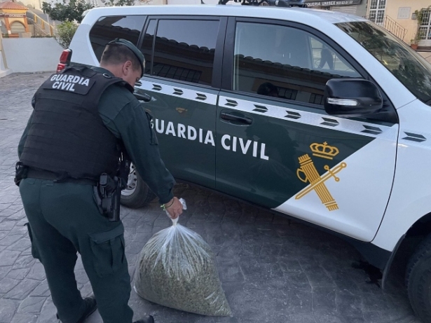 Agente de la Guardia Civil con marihuana incautada (GUARDIA CIVIL DE GRANADA) Agente de la Guardia Civil con marihuana incautada (GUARDIA CIVIL DE GRANADA)