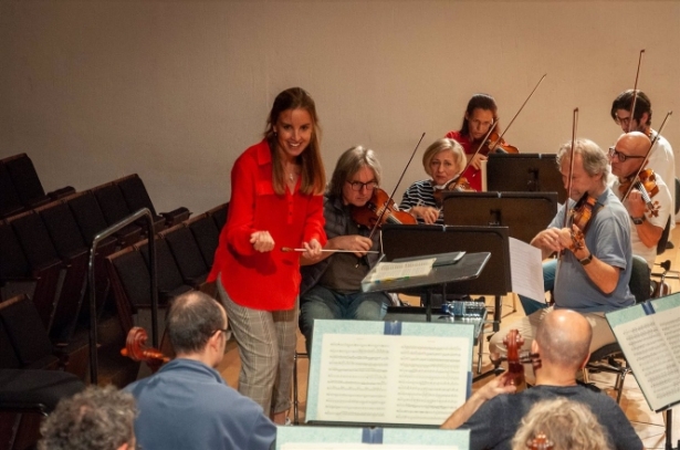 Isabel Rubio dirige a la OCG en un ensayo (OCG) Isabel Rubio dirige a la OCG en un ensayo (OCG)