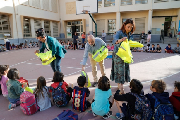 Entrega de los chalecos (AYTO. GRANADA)