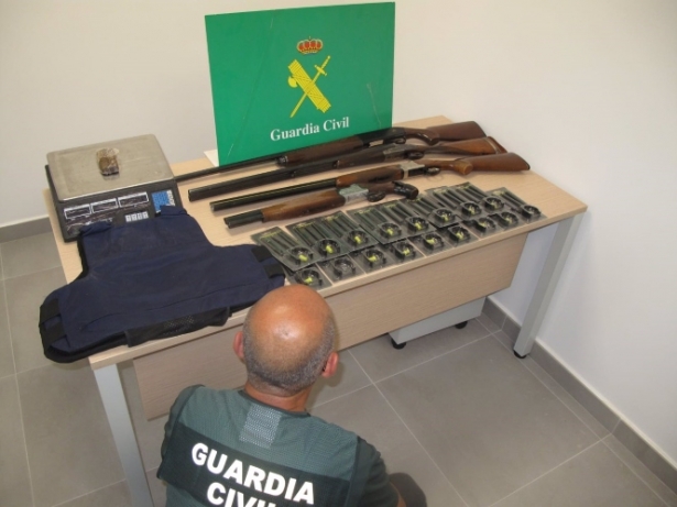 Escopeta y chaleco antibalas descubiertos en una plantación de marihuana (GUARDIA CIVIL) Escopeta y chaleco antibalas descubiertos en una plantación de marihuana (GUARDIA CIVIL)