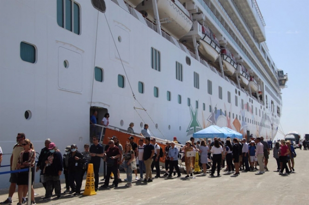 Pasajeros junto al crucero Norwegian Star (PUERTO DE MOTRIL)