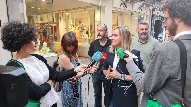 Marifrán Carazo atiende a los medios en la calle Mesones de Granada (PP)