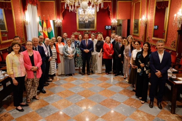 Foto de familia tras el último pleno de la legislatura (JAVIER ALGARRA/ AYUNTAMIENTO)