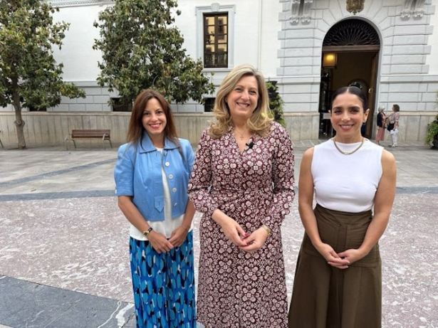 Beatriz Sánchez Agustino, junto a Mónica Rodríguez Gallego y Paloma Gómez Enríquez (VOX)