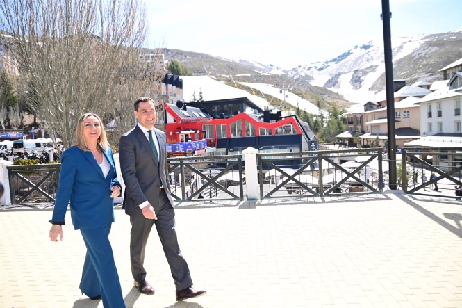 El presidente de la Junta de Andalucía, Juanma Moreno, junto a Marifrán Carazo, aún como consejera de Fomento, en imagen de archivo en Sierra Nevada (ÁLEX CÁMARA - EUROPA PRESS) 