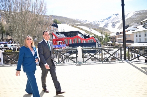 El presidente de la Junta de Andalucía, Juanma Moreno, junto a Marifrán Carazo, aún como consejera de Fomento, en imagen de archivo en Sierra Nevada (ÁLEX CÁMARA - EUROPA PRESS) 