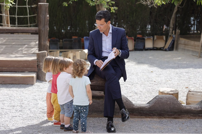 El alcalde de Granada, Francisco Cuenca, junto a varios niños (AYUNTAMIENTO DE GRANADA)
