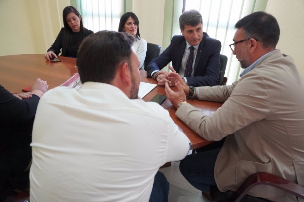 El delegado del Gobierno, Pedro Fernández, reunido con el alcalde de Vegas del Genil, Leandro Martín (SUBDELEGACIÓN DEL GOBIERNO EN GRANADA) 