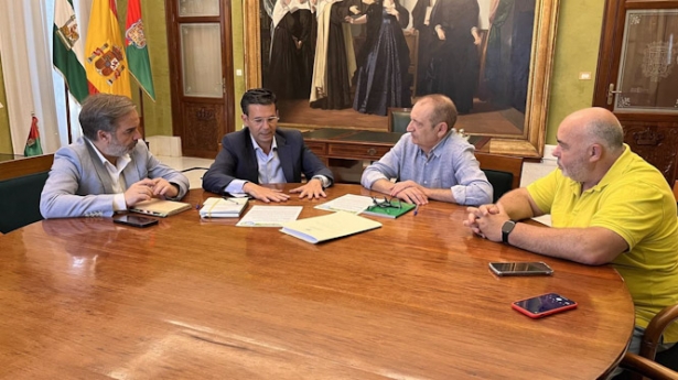 Reunión del alcalde de Granada, Francisco Cuenca, y representantes del colectivo `Defendamos Otra Vez La Vega` (AYUNTAMIENTO DE GRANADA)
