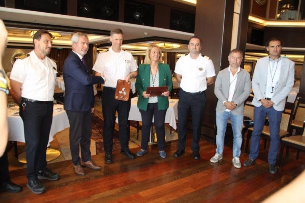 Entrega de una metopa en un acto a bordo del crucero Norwegian Epic. (PUERTO DE MOTRIL)