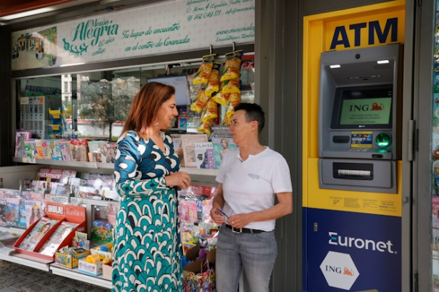 Cajero instalado en un quiosco (JAVIER ALGARRA/ AYUNTAMIENTO)