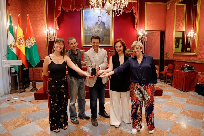 Recepción a la compañía Animasur en el Ayuntamiento de Granada (AYUNTAMIENTO) 