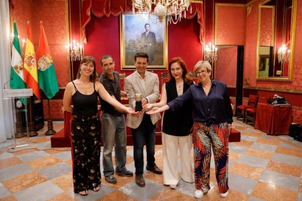 Recepción a la compañía Animasur en el Ayuntamiento de Granada (AYUNTAMIENTO) 