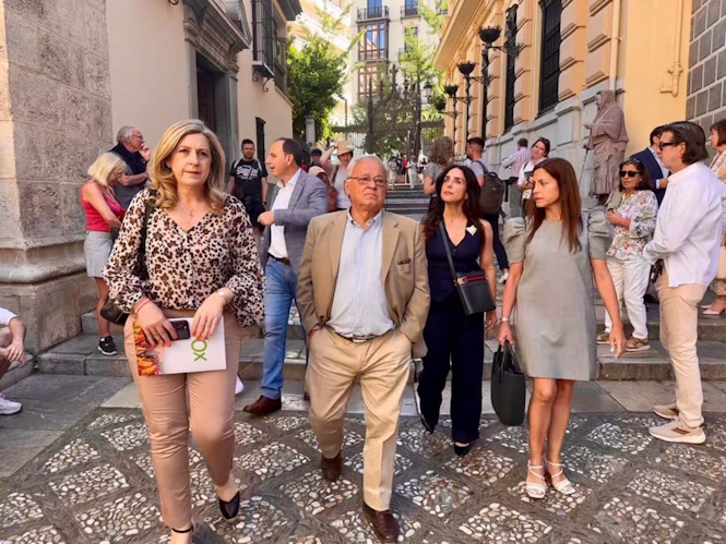 Visita a Granada del consejero de Cultura en Castilla y León, Gonzalo Santonja, en la imagen con el Grupo Municipal de Vox (VOX)