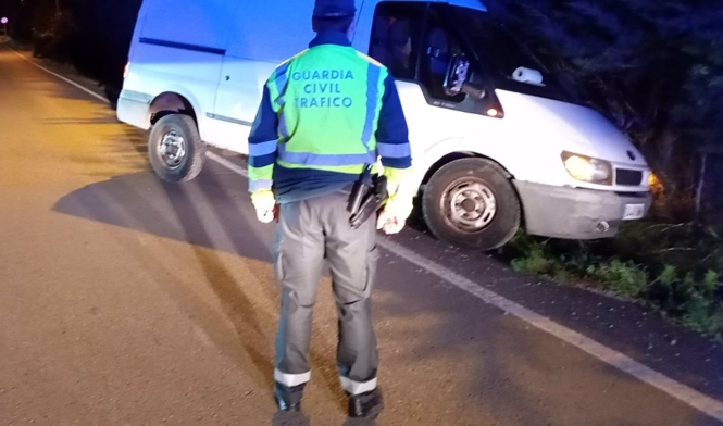 Agente de la Guardia Civil ante un accidente de tráfico (GUARDIA CIVIL/112) 