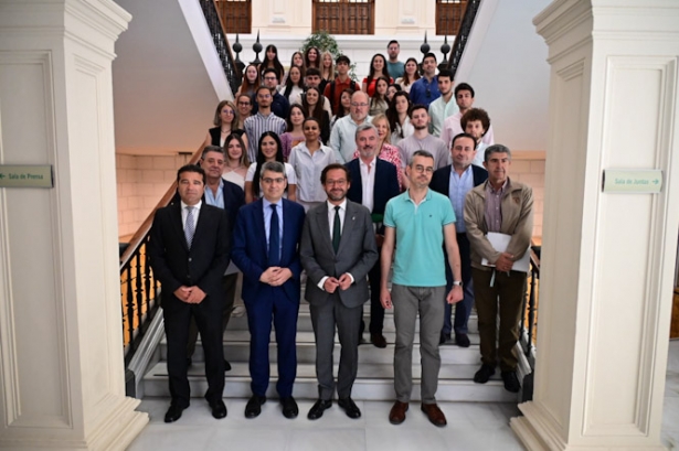 Foto de familia con los estudiantes (JUNTA)