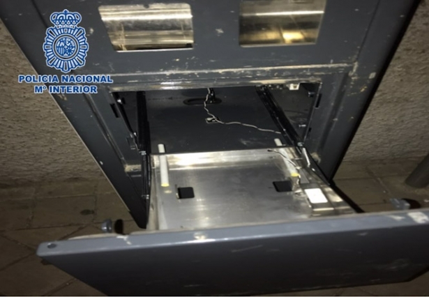 Parquímetro forzado (POLICÍA NACIONAL) Parquímetro forzado (POLICÍA NACIONAL)