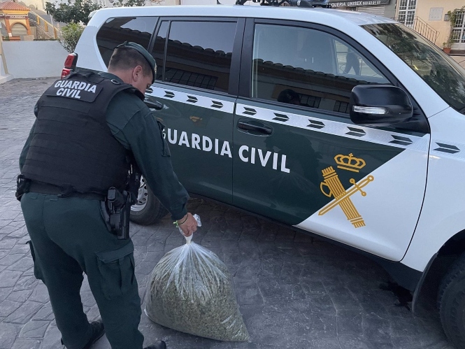Agente de la Guardia Civil con marihuana incautada, en imagen de archivo (GUARDIA CIVIL DE GRANADA)