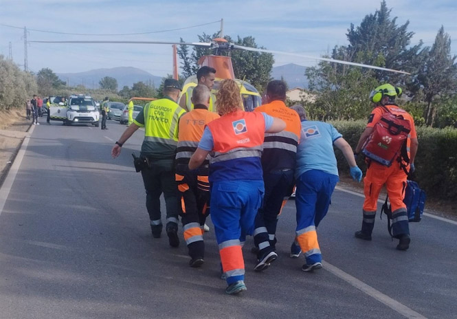 Evacuación de un herido tras un accidente de tráfico (GUARDIA CIVIL)