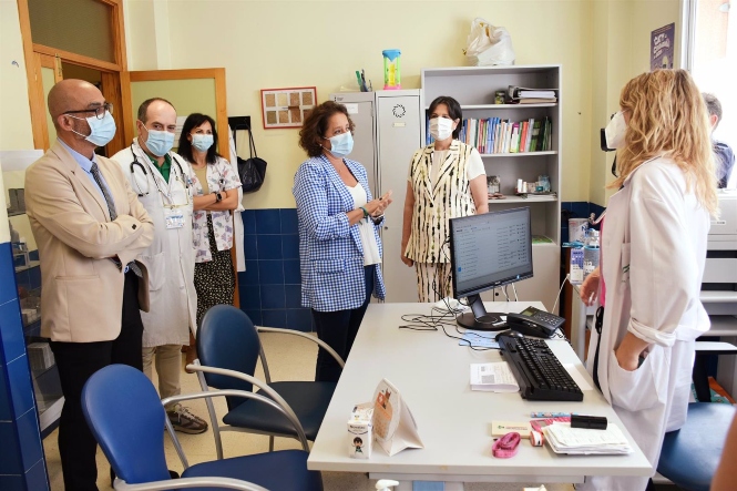 Catalina García visita Albolote (Granada) para conocer la evolución del proyecto del centro de salud. (JUNTA DE ANDALUCÍA)