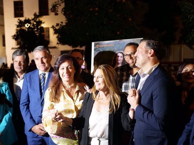 Concha Insúa, en el centro en la imagen, en el acto de CS en Plaza de Carlos Cano (CS) 