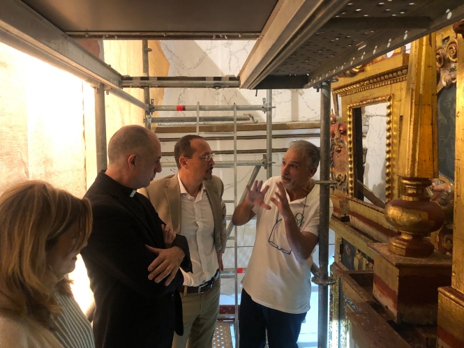 Imagen de la visita al retablo (JUNTA)