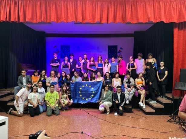 Clausura de la semana de Europa en el IES Severo Ochoa (JUNTA) Clausura de la semana de Europa en el IES Severo Ochoa (JUNTA)