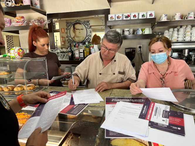 Firma de adhesión de un comercio (AYTO. HUÉTOR VEGA)