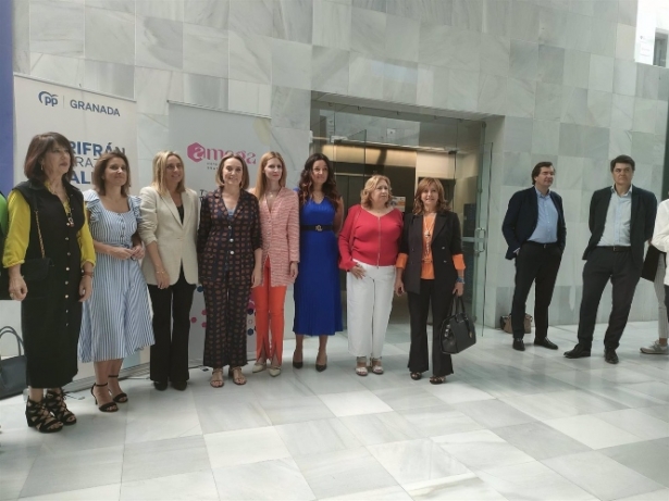 Cuca Gamarra, cuarta por la izquierda en la imagen, con Marifrán Carazo a su derecha, en un encuentro con empresarias en Granada (EUROPA PRESS)